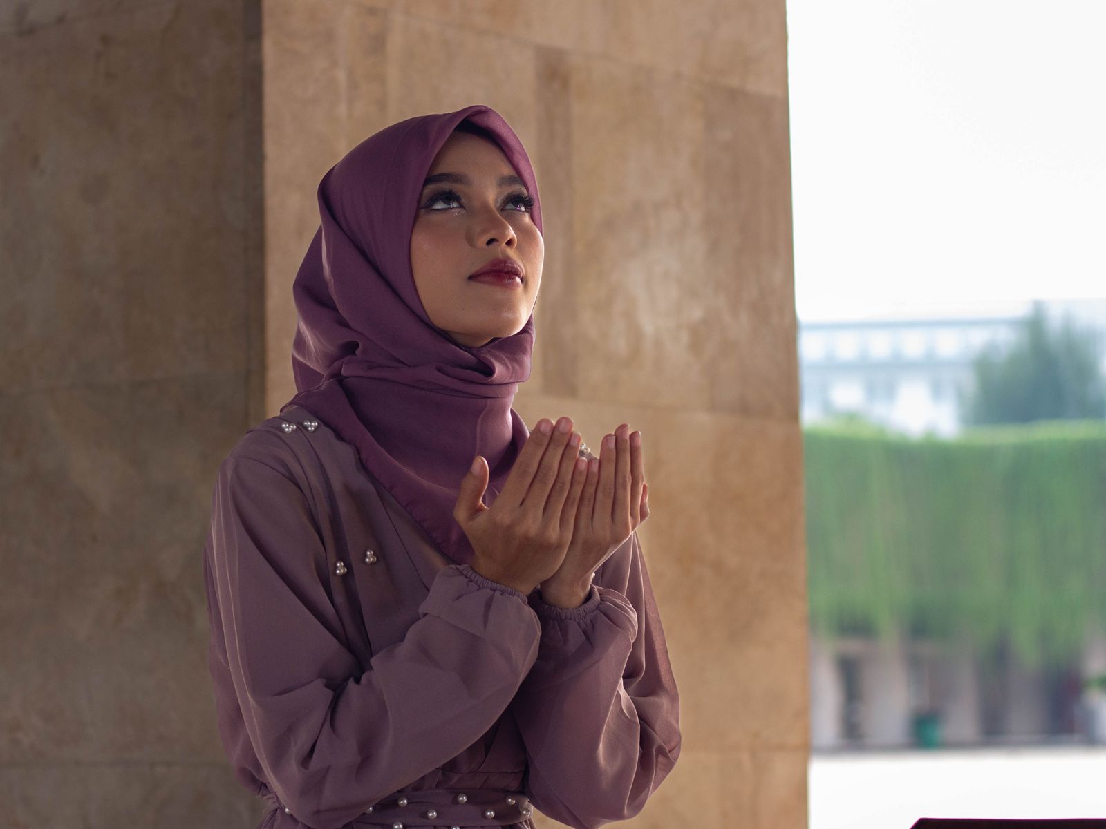 Perbedaan Mukena Parasut dan Crepe Dalam Penggunaan Luar Rumah